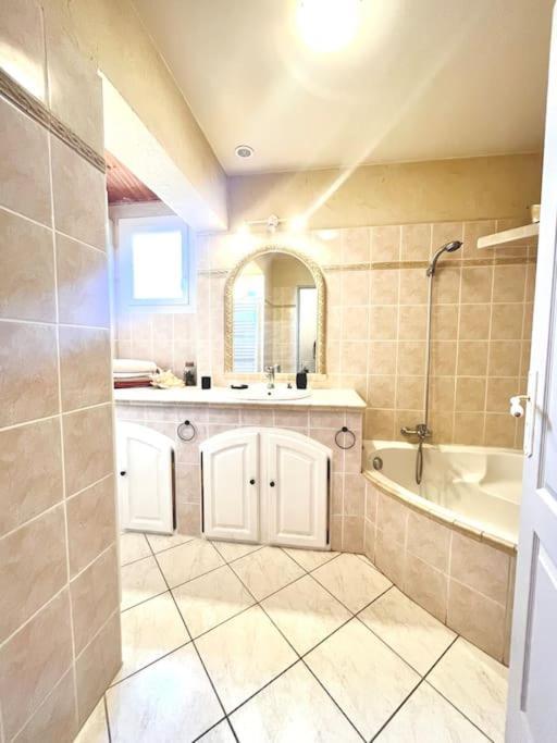Appartement Proche Aeroport Marseille Marignane - Studio Confortable - Logement Ideal - Hebergement Tout Equipe Rognac Exterior foto